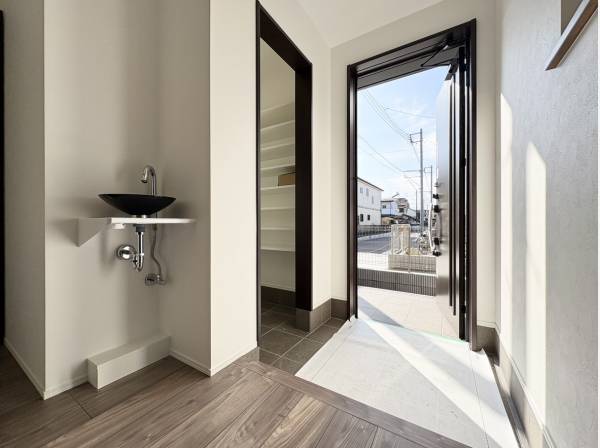 シューズインクローゼット付き！独立洗面台があるのも嬉しいポイント♪