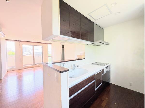 家族の顔が見える対面式キッチン