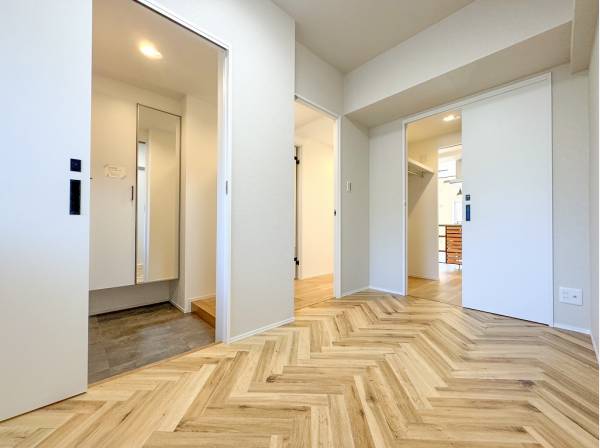 玄関から直接アクセスできる洋室は傷に強いフロアタイル仕上げ！