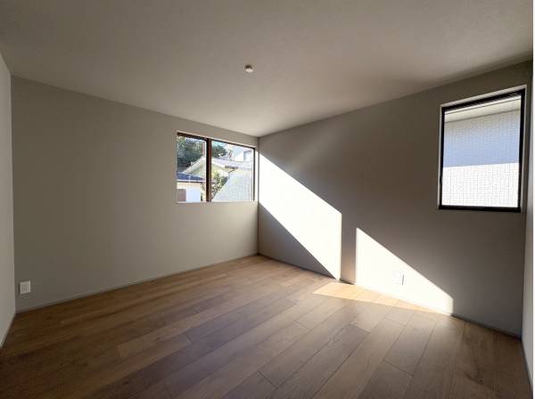 ゆったりとしたお部屋に程よく光が差し込みます。ＷＩＣも完備