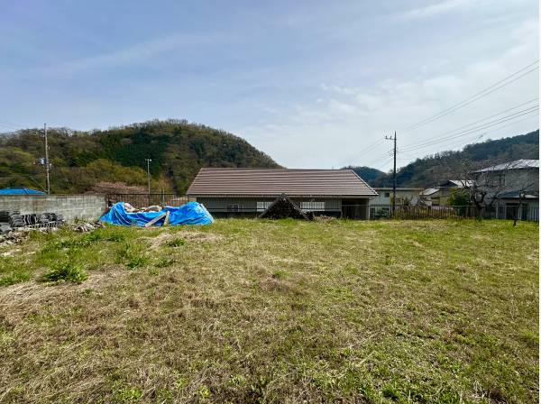 山々を望む広いお庭。お子さんやワンちゃんも思いっきり遊べます！