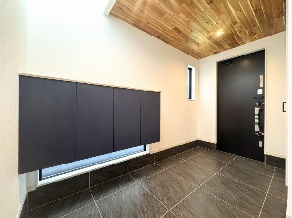 住まいの顔ともいえる開放的なエントランス