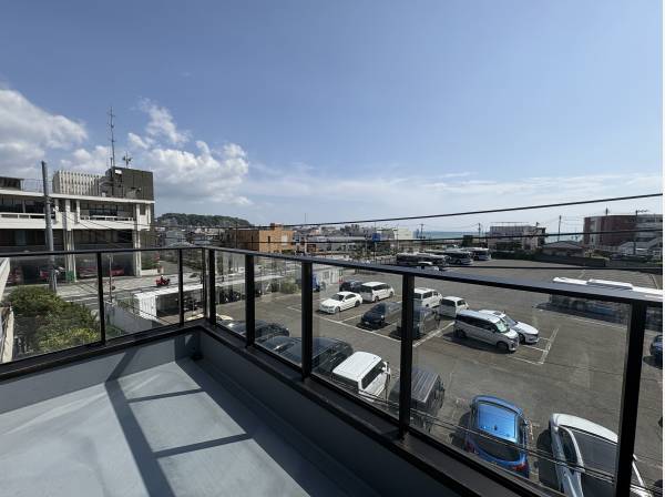 目の前が駐車場なので日当たり眺望良好です。