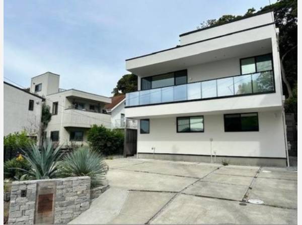 ゆとりある敷地に佇む白を基調とした材木座に溶け込む邸宅