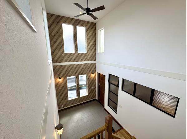 玄関上部は吹き抜けになっており、開放的！