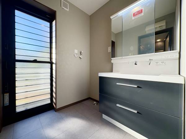 パウダールームにはマリンスポーツ後に嬉しい勝手口付き