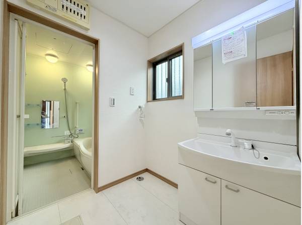 洗面化粧台、新規交換済み