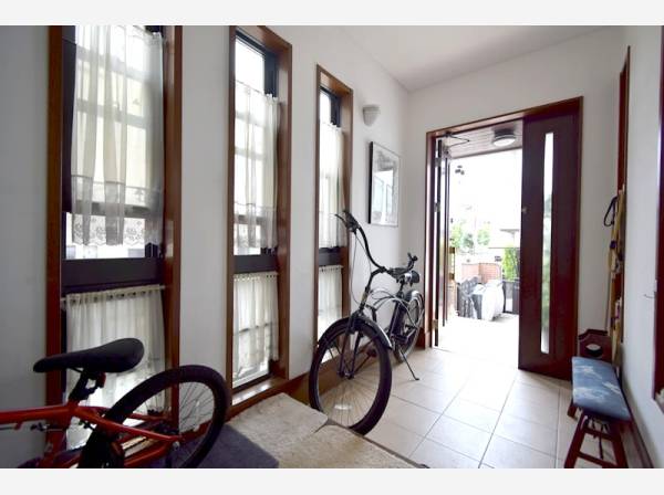 エントランスは広々でゆとりある空間/壁面は漆喰仕上げ