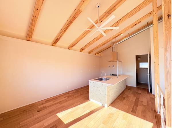 キッチン・ダイニングは勾配天井の開放的な空間