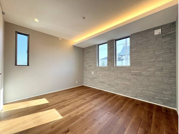 主寝室もホテルライクな空間設計、間接照明が上質な空間を演出