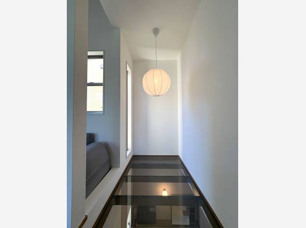 ガラス床の吹き抜け空間