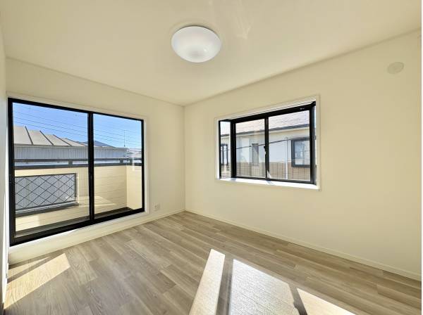 バルコニーにつながる居室は、大きな窓から陽光が差しこみ明るい居室です。