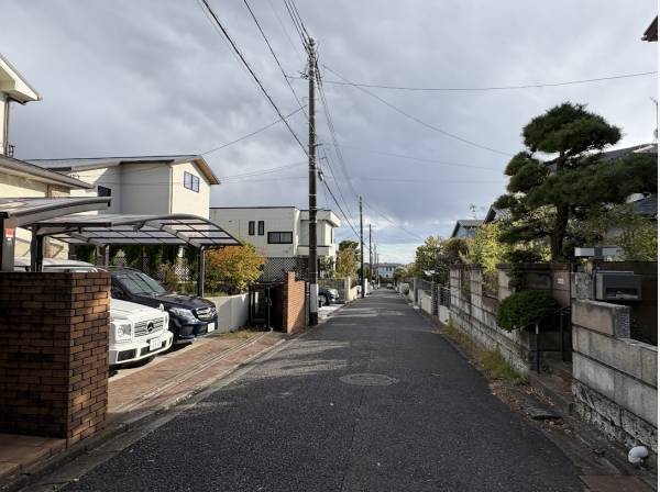 前面道路も広々で大きな車でもストレスなく進入可能！