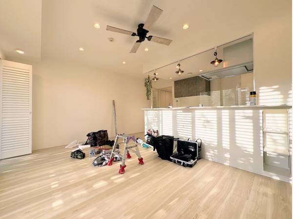 潮風を感じながら軽やかに料理を楽しむ。