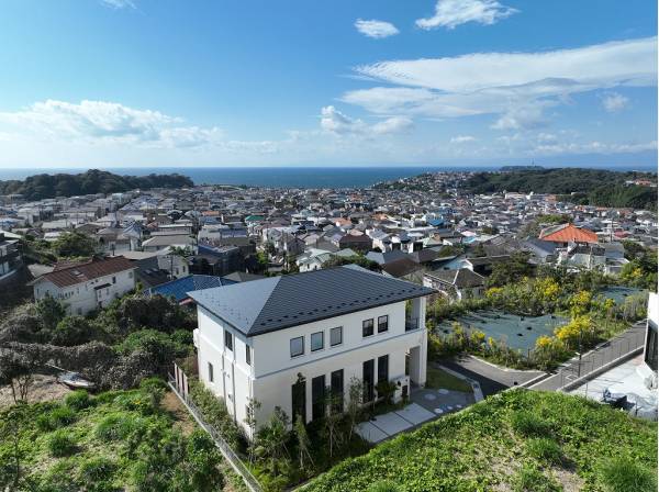 手前の白い建物が該当物件です（空撮画像）