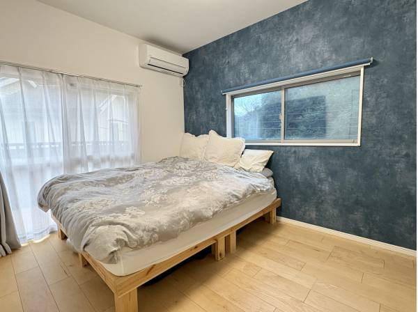 アクセントクロスが映える落ち着いた寝室