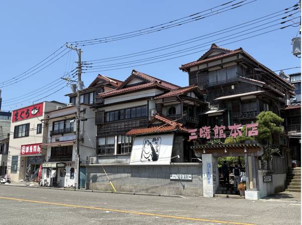 マグロや海鮮丼が食べられるお店がいっぱいあります！約10分（800m）