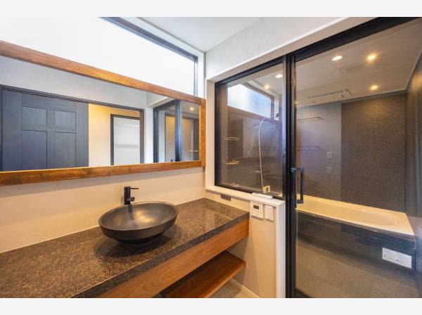 石目調とウッドフレームが格調高いパウダールーム＆バスルーム。