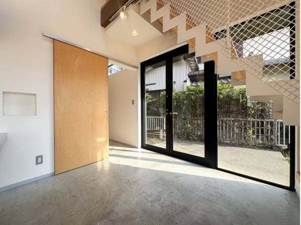 ブラックで縁取られたメインエントランスが土間に馴染みます