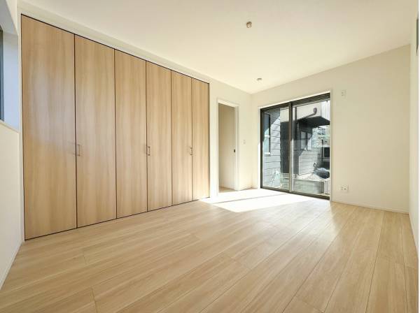 たっぷり収納のセパレートクローゼットを備えた洋室