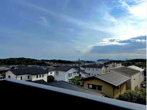 ルーフバルコニーからは江ノ島を眺める開放的な空間です。