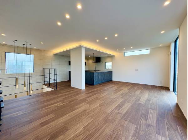 室内は温かみと落ち着きのある無垢材を使用！