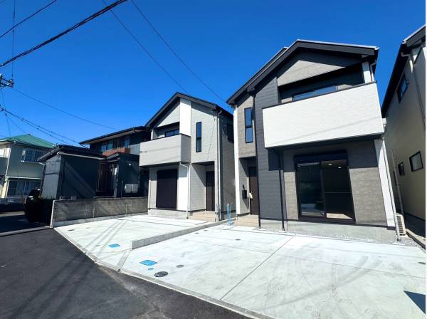 白と黒のコントラストが美しい新築住宅