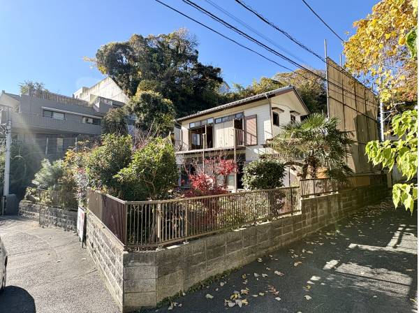 ゆとりある敷地面積で角地です。