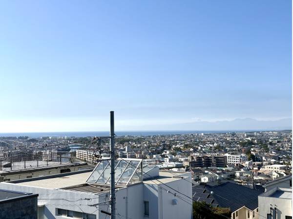 ルーフバルコニーからは開放的な眺望が広がります。