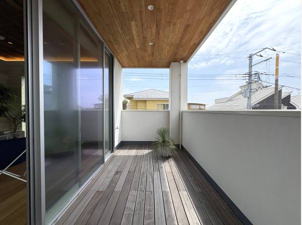リビングとシームレスに繋がるウッドバルコニー