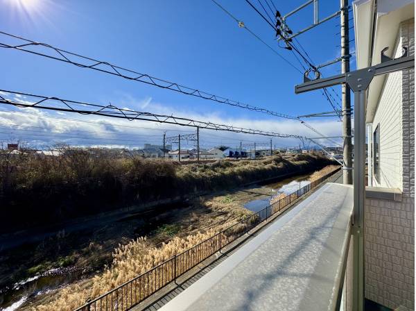 視線の先まで開けた眺め。空と風を感じる、癒しのバルコニー。