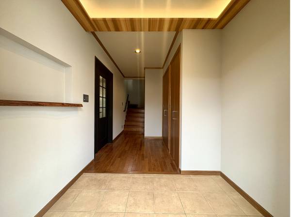 邸宅にふさわしいゆとりのある玄関ホール