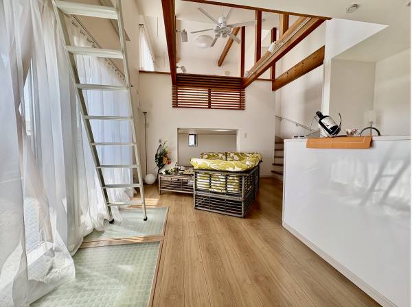 おしゃれなリビングダイニングでのんびりと過ごすことができますよ