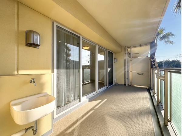 便利な水栓の引かれたバルコニーは奥行きもたっぷり