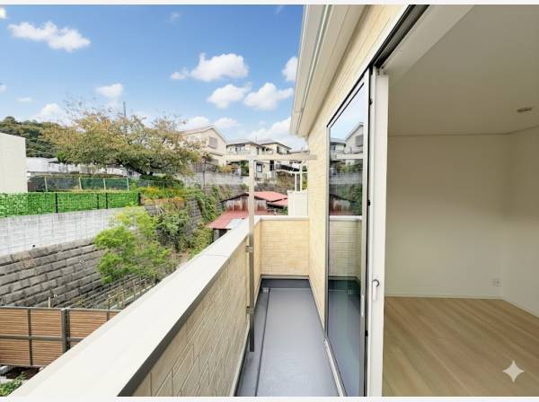 2階にはバルコニーもございます