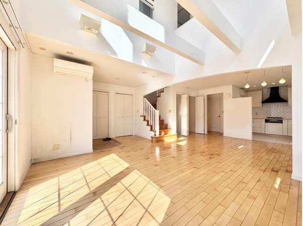 陽の光がたっぷり差し込む明るい室内空間