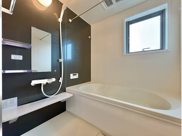 くつろぎと安らぎの空間でゆったりバスタイムをお楽しみください。