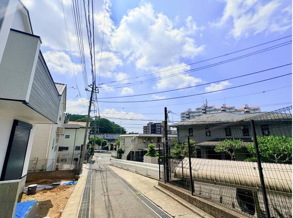 落ち着いた雰囲気の前面道路　徒歩3分の白旗廻り公園など周辺環境も充実！