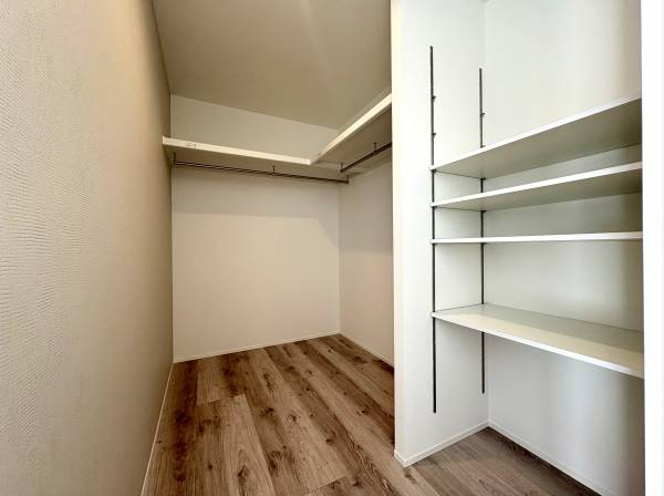 収納たっぷりなウォークインクローゼット