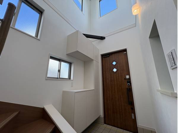 玄関の上には窓が多数ありますので、明かりをつけなくても明るいです。