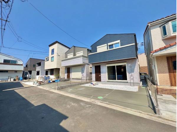 閑静な住宅地に馴染む落ち着いた色合いの外観