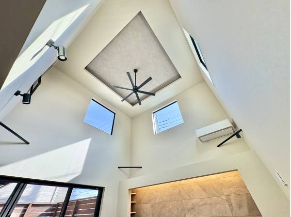 LDKの天井は一部吹き抜けになっており、開放感溢れる空間を演出