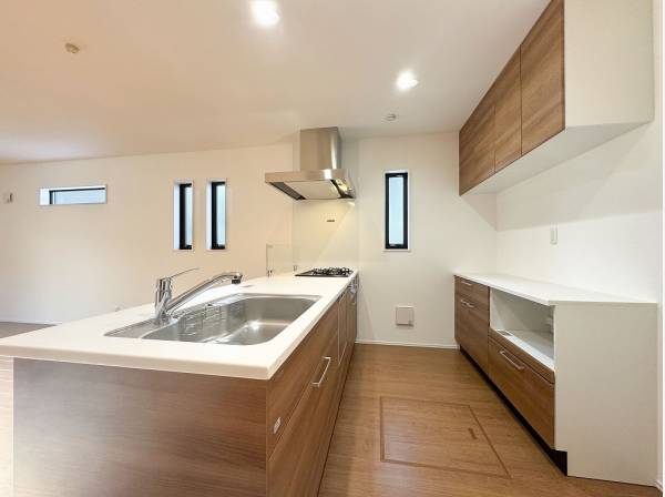 フラットなオープンキッチンにカップボードが備わり機能性豊か