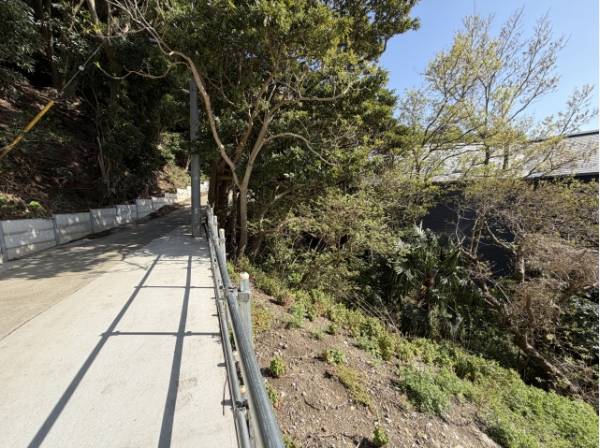 上側の道路部分、左側と右側が現地です。