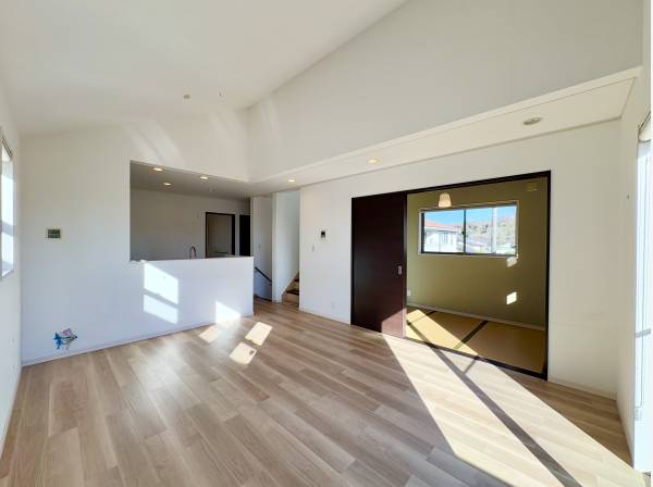 海を眺望できる約15.5帖のLDKスペース