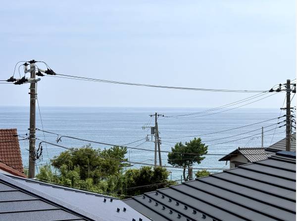 ルーフバルコニーから海を一望します。