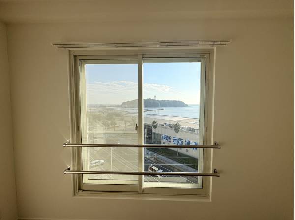 洋室からも絵になるような借景