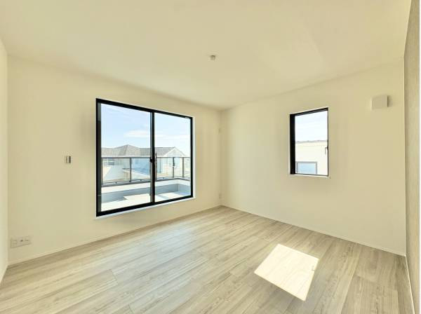 2面採光で陽光がお部屋の全体に届きます