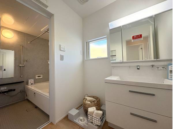 清潔感のある洗面台が並び身支度の時間を落ち着いて過ごせます