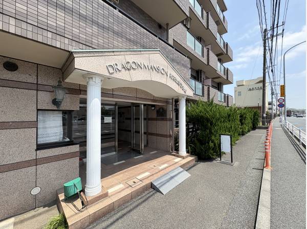 マンションの外観です。駐車場もございます。